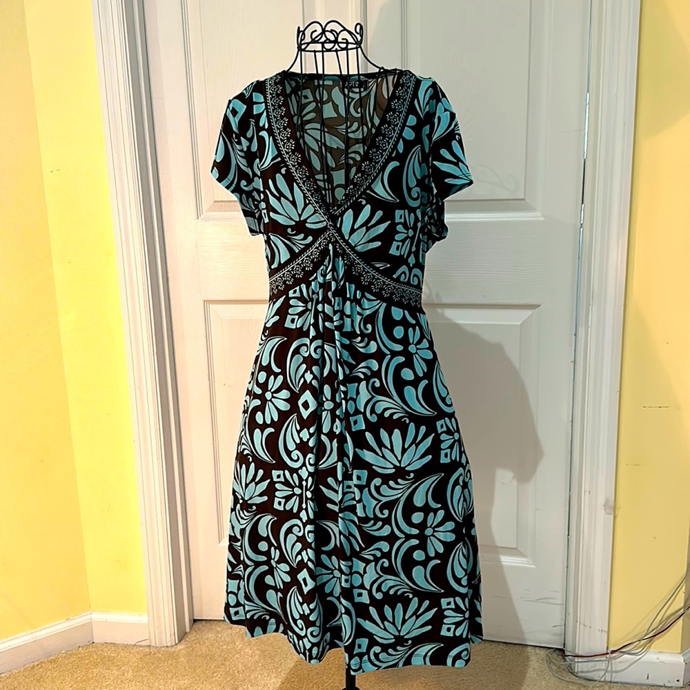 Dress, short sleeve, V neck, back sash.